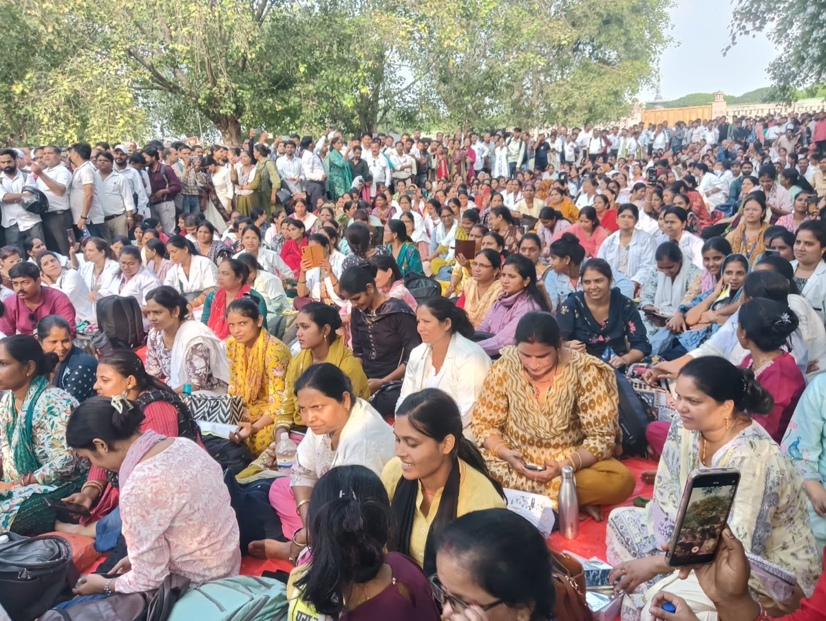 askrajeshsahu's tweet photo. आज लखनऊ में राष्ट्रीय स्वास्थ्य मिशन यानी एनएचएम के हजारों संविदा कर्मचारी अपनी मांगों को लेकर इको गार्डेन पहुंचे और धरने पर बैठ गए। 

इन आंदोलनकारियों का कहना है- करीब 20 सालों से प्रदेश की स्वास्थ्य व्यवस्था को मजबूत कर रहे हैं, लेकिन खुद के भविष्य, नौकरी में अस्थिरता, सामाजिक असुरक्षा की भावना मन में लगी रहती है। 

इन कर्मचारियों की कुल 5 मांग है। 

1. समान कार्य, समान वेतन: समान प्रकृति का कार्य करने वाले कर्मचारियों को समान वेतन एवं उचित सेवा लाभ प्रदान किए जाएं।

2. नियमितीकरण: लंबे समय से कार्यरत NHM संविदा कर्मियों की सेवाओं को नियमित करने के लिए ठोस एवं समयबद्ध नीति बनाई जाए।

3. सामाजिक सुरक्षा: कर्मचारियों को EPF, ग्रेच्युटी एवं स्वास्थ्य बीमा सहित आवश्यक सामाजिक सुरक्षा लाभ सुनिश्चित किए जाएं।

4. स्थानांतरण नीति में संशोधन: कर्मचारियों की व्यावहारिक समस्याओं को ध्यान में रखते हुए पारदर्शी एवं न्यायसंगत स्थानांतरण नीति लागू की जाए।

5. लंबित समस्याओं का समाधान: कर्मचारियों की अन्य सेवा संबंधी समस्याओं का समयबद्ध निस्तारण किया जाए।