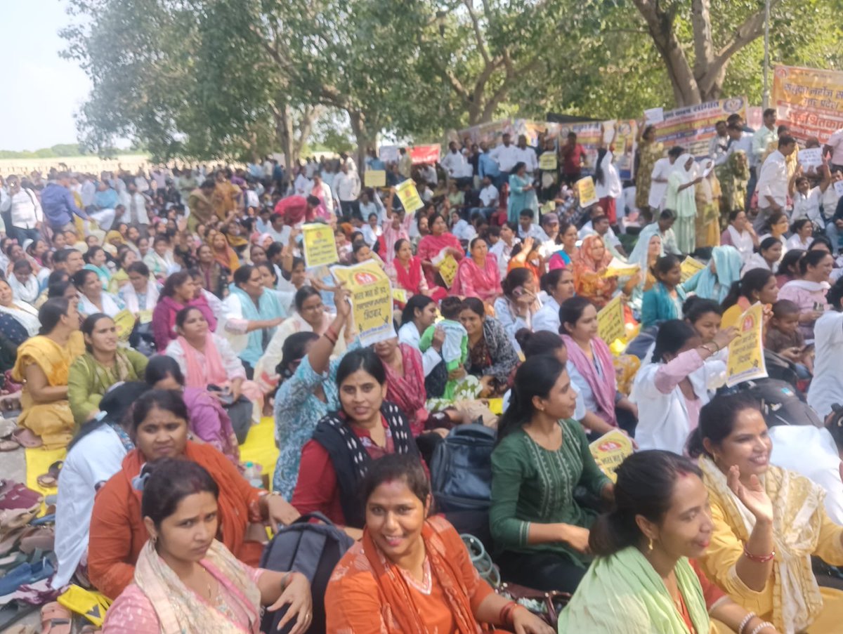 askrajeshsahu's tweet photo. आज लखनऊ में राष्ट्रीय स्वास्थ्य मिशन यानी एनएचएम के हजारों संविदा कर्मचारी अपनी मांगों को लेकर इको गार्डेन पहुंचे और धरने पर बैठ गए। 

इन आंदोलनकारियों का कहना है- करीब 20 सालों से प्रदेश की स्वास्थ्य व्यवस्था को मजबूत कर रहे हैं, लेकिन खुद के भविष्य, नौकरी में अस्थिरता, सामाजिक असुरक्षा की भावना मन में लगी रहती है। 

इन कर्मचारियों की कुल 5 मांग है। 

1. समान कार्य, समान वेतन: समान प्रकृति का कार्य करने वाले कर्मचारियों को समान वेतन एवं उचित सेवा लाभ प्रदान किए जाएं।

2. नियमितीकरण: लंबे समय से कार्यरत NHM संविदा कर्मियों की सेवाओं को नियमित करने के लिए ठोस एवं समयबद्ध नीति बनाई जाए।

3. सामाजिक सुरक्षा: कर्मचारियों को EPF, ग्रेच्युटी एवं स्वास्थ्य बीमा सहित आवश्यक सामाजिक सुरक्षा लाभ सुनिश्चित किए जाएं।

4. स्थानांतरण नीति में संशोधन: कर्मचारियों की व्यावहारिक समस्याओं को ध्यान में रखते हुए पारदर्शी एवं न्यायसंगत स्थानांतरण नीति लागू की जाए।

5. लंबित समस्याओं का समाधान: कर्मचारियों की अन्य सेवा संबंधी समस्याओं का समयबद्ध निस्तारण किया जाए।
