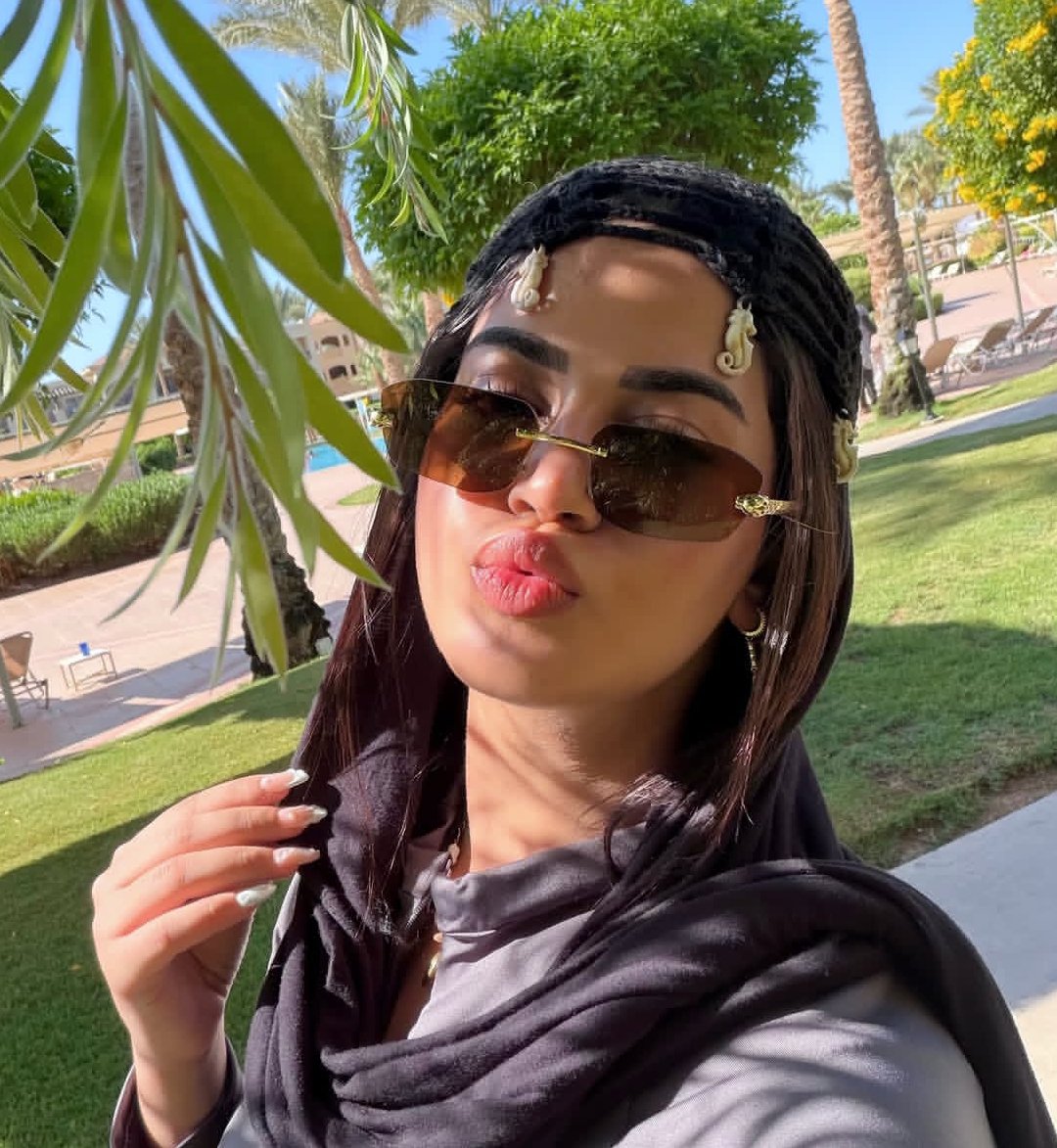 chaengulyb's tweet photo. كل م افتح الانستا بلاقي تسنيم بتتلبون https://t.co/ea5KIm2C8q
