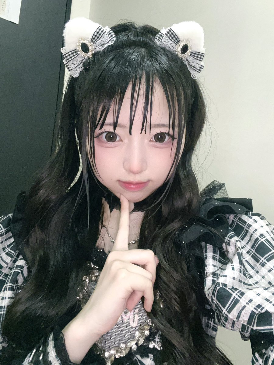 iMiN_ive's tweet photo. 『爆音祭』ありがとうございました❕📣

とっっても幸せだった……( ◜𖥦◝)💭ྀི
久しぶりの特典会+みんなのコールが沢山聞こえて！！！最高でした！！！

やっぱり特典会はいぶの生きる糧です。
いつもありがとう！！🤍🤍

ファンの方から頂いたねこみみ付けた🐱
かわいいですか❔♡

ライブ後で前髪やばいいぶを添えて。
本日はありがとうございました❕🤍