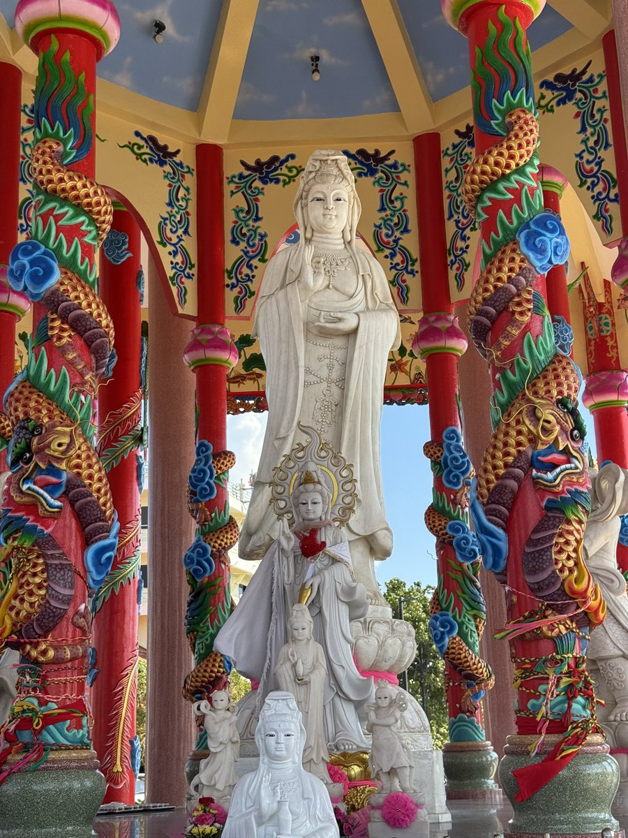 desirposter1565's tweet photo. 🪷ศาลเจ้าแม่กวนอิม เกาะลอย ศรีราชา
เป็นพระโพธิสัตว์กวนอิมหยกขาว ที่ใหญ่ที่สุดในประเทศไทย  แกะสลักโดยช่างฝีมือจากสำนักพระราชวังจีน 

📌พลังฮวงจุ้ยที่เป็นจุดหัวมังกร ติดทะเล ตัวศาลตั้งอยู่บริเวณด้านทิศใต้ ท้ายเกาะลอย

🌟แนะนำการขอพรด้านการงาน สุขภาพ การเงิน รวมไปถึงขอลูก ก็จะสำเร็จสมหวังค่ะ

📍ที่อยู่ https://t.co/8U0tLYGoND
⏰เวลาทำการ : 07.00 น. – 19.00 น.