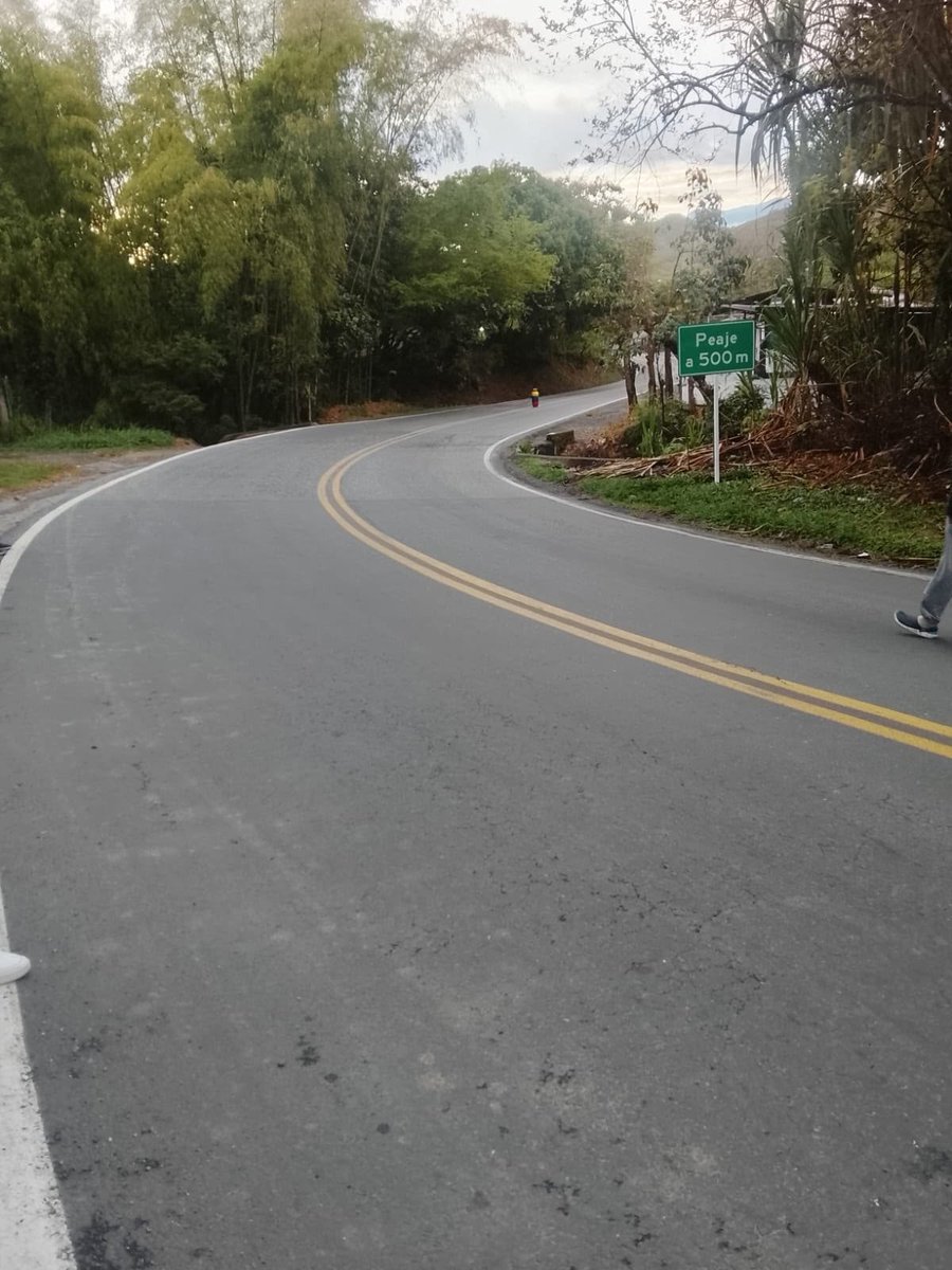 Colfecar's tweet photo. Desde COLFECAR rechazamos y condenamos el atentado terrorista registrado en la vía Panamericana, en Cauca.

Atacar a la población civil y poner en riesgo a quienes transitan por nuestras carreteras es un acto cobarde que merece el rechazo de todo el país, nos solidarizamos con los funcionarios de @InviasOficial civiles que resultaron heridos en este hecho.

Respaldamos las acciones legítimas y contundentes que adelantan nuestras @FuerzasMilCol  y el Gobierno Nacional para recuperar la seguridad y enfrentar a las estructuras criminales.

Colombia no puede ceder sus carreteras ni sus territorios ante quienes pretenden imponer el miedo y la violencia.

@mindefensa 
@generaljmora 
@claudiacarrasq 
@MinTransporteCo 
@juancamilostos 
@elsanoguerabaq 
@ABDELAESPRIELLA 
@Ejercito_Div3 

@Citamericas 
@ONU_es 
@ONUHumanRights