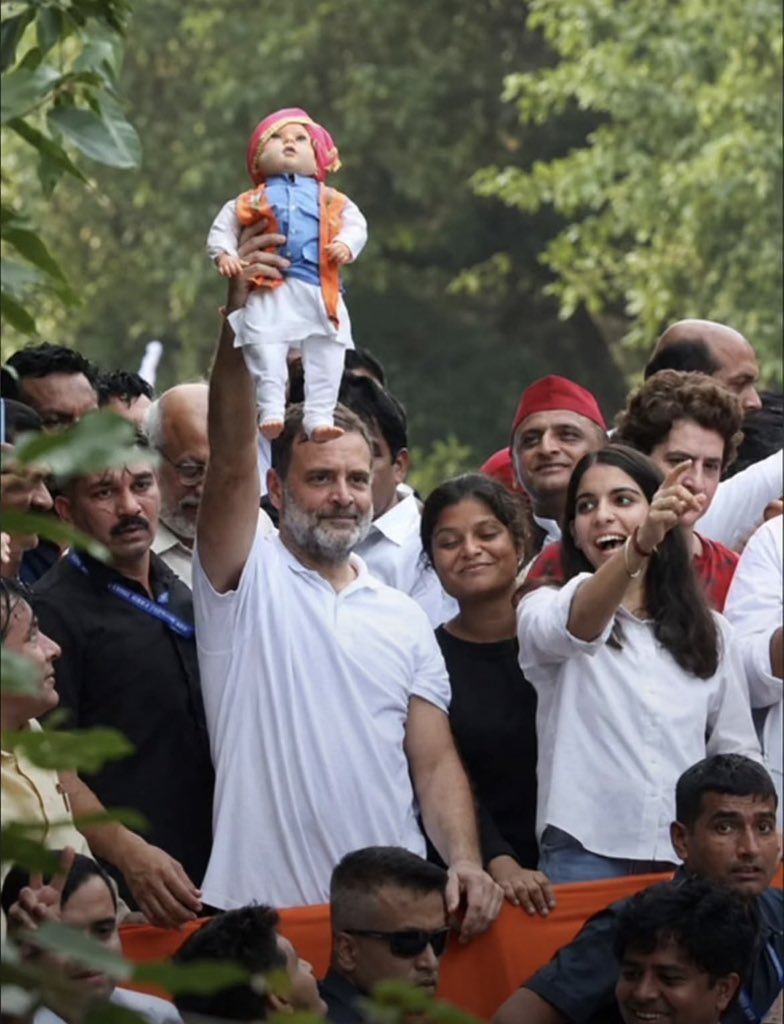 amitsocialist11's tweet photo. 56 इंच का छोटा बंदर, बाल नरेंदर- बाल नरेंदर 😂

राहुल गांधी जी आज ज्ञानु के साथ-साथ दूसरे वाले को भी रेलने के मूड में है।

#Chalodelhi #HuracánSimón https://t.co/GjrBwlrsti