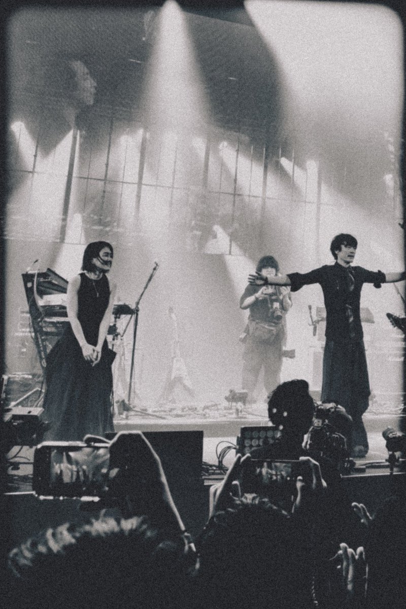 uk01art's tweet photo. 福田洋子さんの何がステキって、あの激しいドラムの足元マキシスカートなところ。

#boomboomsatellites
#thespellbound https://t.co/S1FiLebRHY