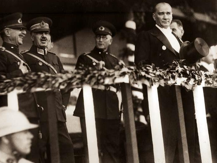NutukSoldier's tweet photo. Atatürk bu karede gerçekten müthiş çıkmış.
 Sait #DünyaArtritGünü https://t.co/kBxqRjLUcZ