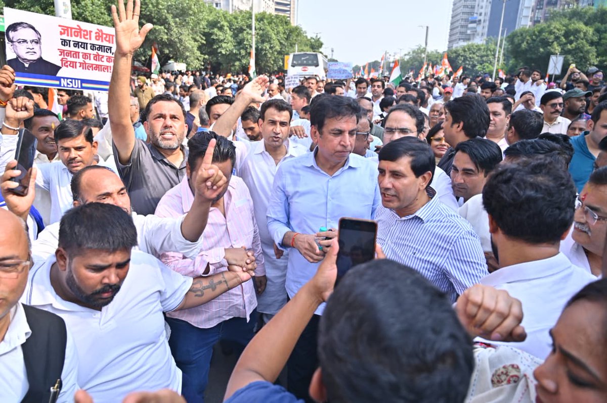 DeepakBhaardwaj's tweet photo. राहुल गांधी जी की आवाज़ को बुलंद करने और उनके द्वारा उठाए गए सवालों को जन-जन तक पहुँचाने के संकल्प के साथ, @devendrayadvinc  के नेतृत्व में दिल्ली कांग्रेस के साथियों के साथ आज के ऐतिहासिक प्रदर्शन में शामिल हुआ। ✊

लोकतंत्र की रक्षा, मताधिकार का सम्मान और निष्पक्ष चुनाव की मांग के साथ यह संकल्प लिया कि वोट चोरी के खिलाफ इस आवाज़ को हर गली, हर मोहल्ले और हर घर तक पहुँचाएँगे।

लोकतंत्र की रक्षा का संकल्प, वोट के अधिकार की लड़ाई जारी रहेगी!
