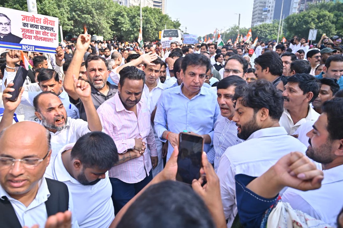 DeepakBhaardwaj's tweet photo. राहुल गांधी जी की आवाज़ को बुलंद करने और उनके द्वारा उठाए गए सवालों को जन-जन तक पहुँचाने के संकल्प के साथ, @devendrayadvinc  के नेतृत्व में दिल्ली कांग्रेस के साथियों के साथ आज के ऐतिहासिक प्रदर्शन में शामिल हुआ। ✊

लोकतंत्र की रक्षा, मताधिकार का सम्मान और निष्पक्ष चुनाव की मांग के साथ यह संकल्प लिया कि वोट चोरी के खिलाफ इस आवाज़ को हर गली, हर मोहल्ले और हर घर तक पहुँचाएँगे।

लोकतंत्र की रक्षा का संकल्प, वोट के अधिकार की लड़ाई जारी रहेगी!