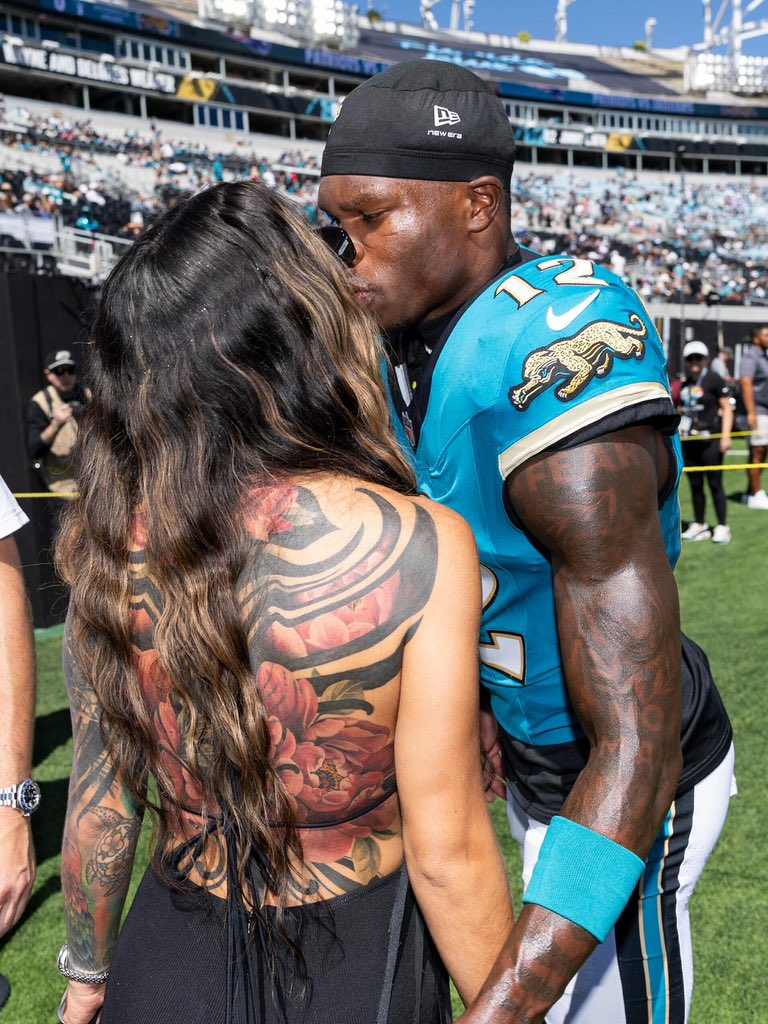 wavecheckers's tweet photo. Travis Hunter on the field with his wife 🐆 https://t.co/9euyBBSc8Z