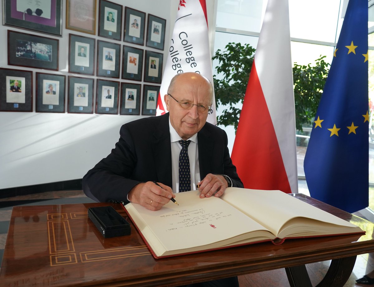 EUinPL's tweet photo. Komisarz #UE ds. obrony i przestrzeni kosmicznej @KubiliusA wziął udział w inauguracji nowego kierunku „European Security and Strategy” w @coenatolin. Komisarz wygłosił przemówienie otwierające i uczestniczył w dyskusji ze studentami na temat bezpieczeństwa Europy. https://t.co/bMDOJenlQq