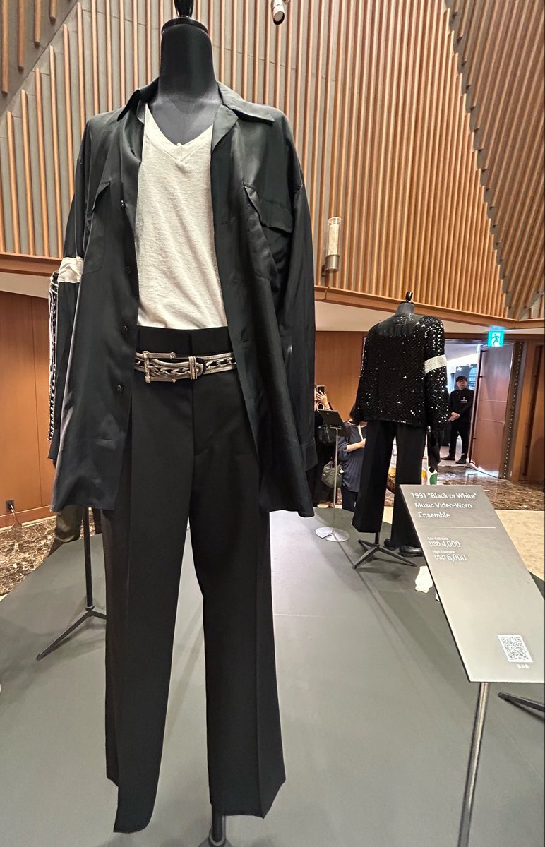 shibawankok2's tweet photo. #MichaelJackson 
1991年“black or White”MVでの着用衣装。
たまたま今日、このMVを観たばかりでその衣装が目の前にあります‼️‼️ヤバいです‼️血圧爆上がりです‼️ https://t.co/XVwkZhiLnv
