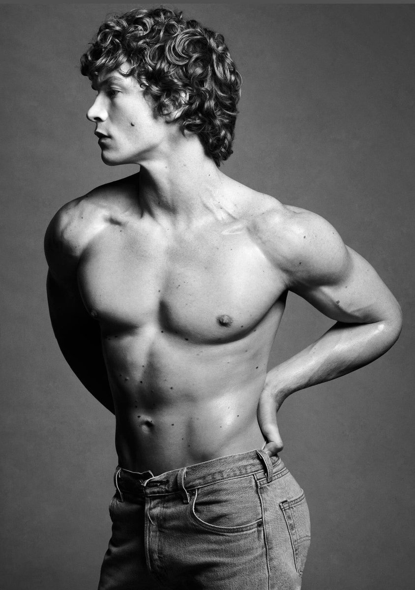 loverrytay's tweet photo. this genre of connor pics where he looks like a greek god statue https://t.co/oXZ8zCm715