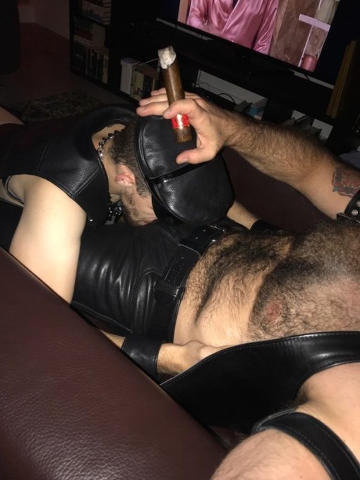 DanInBLN's tweet photo. Is this something you would fancy?
1⃣  YES, AS A DOM
2⃣  yes, as a sub
#leatherman #leathergay #leathermaster #leathersub #leathersmoker #cigardaddy #muircap #hotgay #sexygayboy #leathersex https://t.co/MvjH1ptRqm