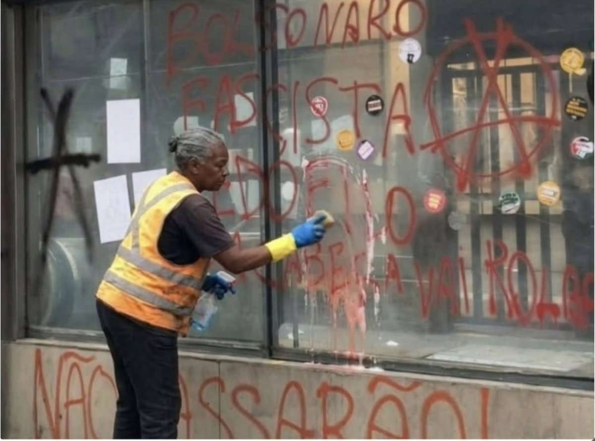 04h49am's tweet photo. FORA PT

ENQUANTO O BRASIL CELEBRA O FERIADO, UMA SENHORA TRABALHA PARA LIMPAR AS PICHAÇÕES DEIXADAS NO METRÔ APÓS ATO PRÓ-LULA NA PAULISTA PELOS TERRORISTAS DE ESQUERDA https://t.co/yPbIs4KkEE