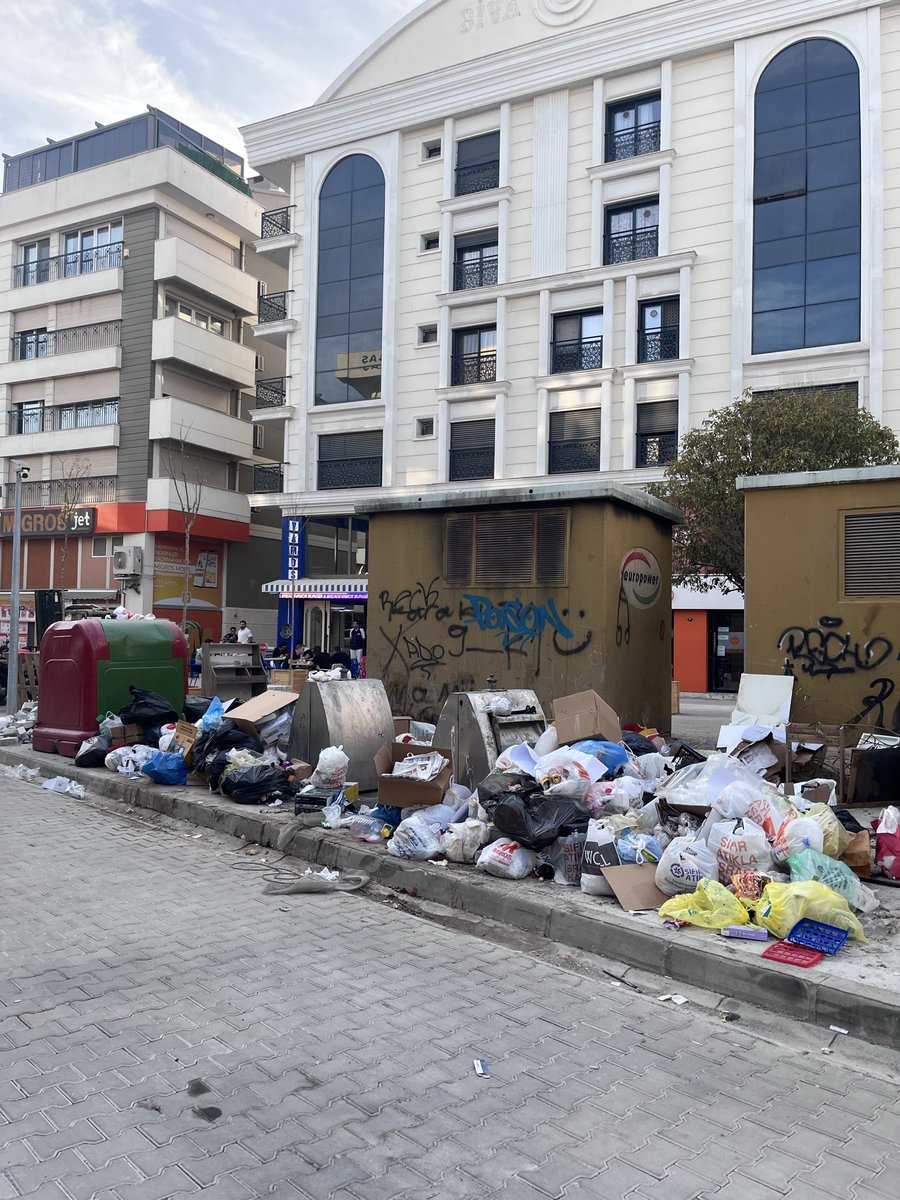 damlacevikk's tweet photo. Karşıyakada çöp kamyonlarıyla fotoğraf çekilen bir hanımefendi vardı sanırım başkan falandı🤔 show bittikten sonra kendisini ortada pek göremedik başkanı olduğu ilçeyi pislik götürüyor toplanmasıyla ilgili bir showu pardon girişimi olacakmı? @karsiyaka_bel https://t.co/jLaFW7cNWe