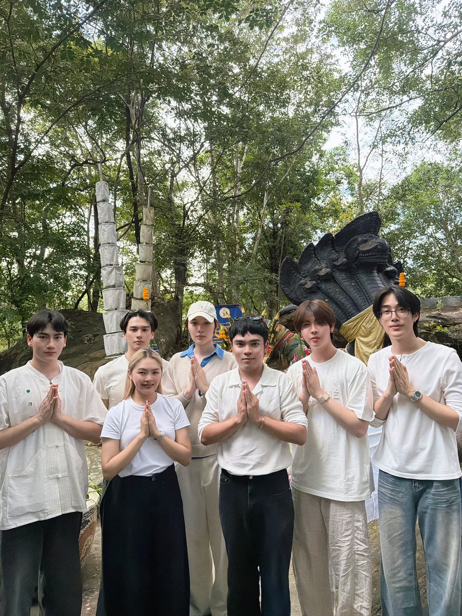Ize6's tweet photo. จบทริปทำบุญบ้าง อิ่มบุญกันถ้วนหน้าาาาาา~ 
 🙏🏻🙏🏻🙏🏻

#ทริปทำบุญบ้าง https://t.co/zTF3JbBekc