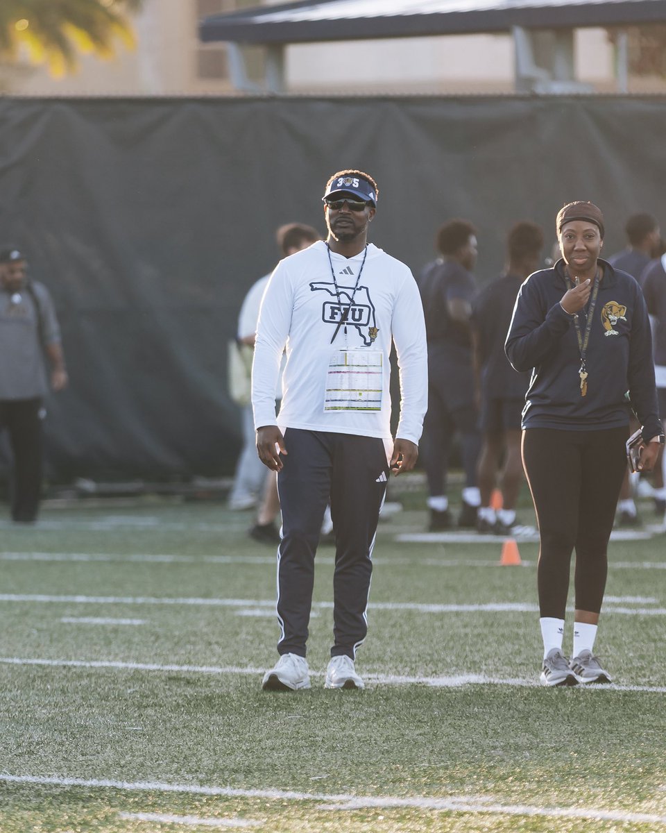 _KDFletcher's tweet photo. Happy birthday to My Head Man, @HCWillieSimmons  🥳 Now let’s go get this win! 🐾🐾🐾 https://t.co/Jb1N9LVxKy