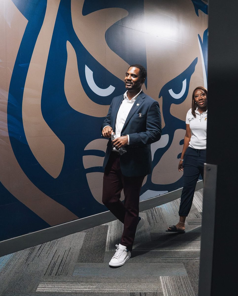 _KDFletcher's tweet photo. Happy birthday to My Head Man, @HCWillieSimmons  🥳 Now let’s go get this win! 🐾🐾🐾 https://t.co/Jb1N9LVxKy