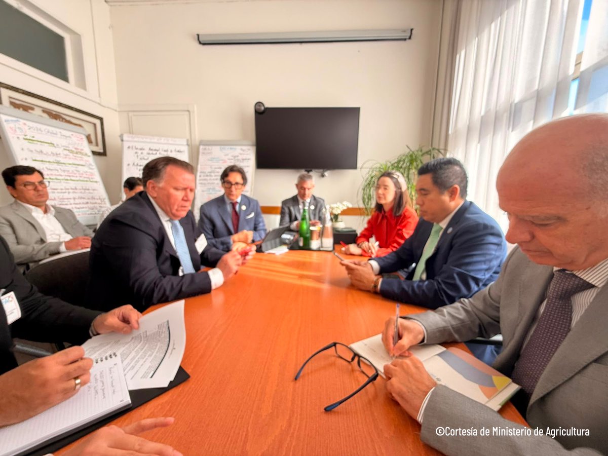 FAO_Colombia's tweet photo. 🇨🇴🇮🇹 ¡Comienza la agenda de Colombia en Roma!

El ministro de Agricultura, Indalecio Dangond, y el equipo de @FAO_Colombia se reunieron con @ThanawatTiensin, de la División de Producción y Sanidad Animal de @FAO, para impulsar sistemas ganaderos más sostenibles.

#WFF2026 https://t.co/KvZi3DcGpT