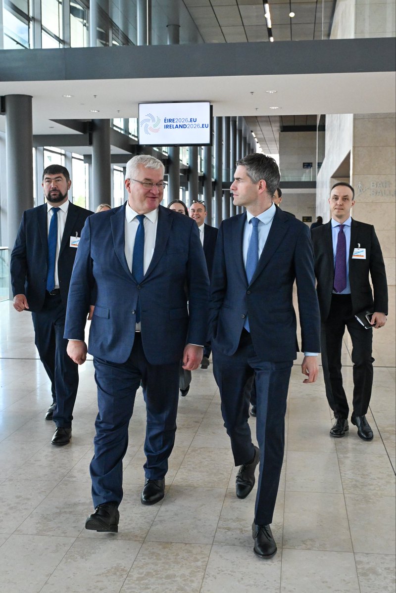 ministerBZ's tweet photo. As Russia intensifies attacks on Ukraine’s energy infrastructure, Ukraine urgently needs more air defence to protect its people this winter. Discussed with @andrii_sybiha how we can step up support in all areas, military, energy and infrastructure. 1/2 https://t.co/yX13akSxFi