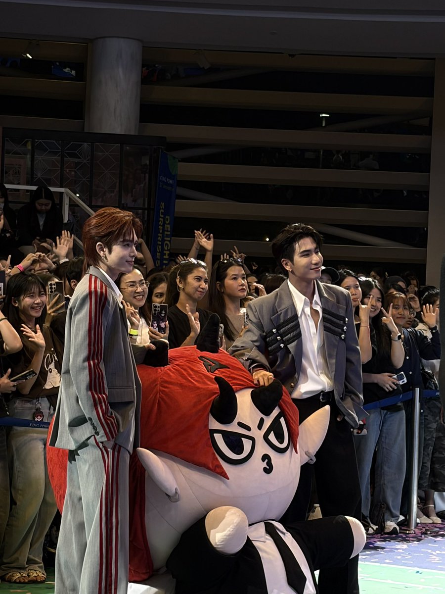 Bennyny06's tweet photo. น่ารักมากๆเลย ครอบครัว PSD 🖤🤍❤️🔥
(ขออนุญาตแฟนๆทุกคนที่ติดในภาพคั้บ )
#KingPowerxPerthSantaDomiia
#PerthThanapon #Santa #Domiia https://t.co/jSiIhsOSTD