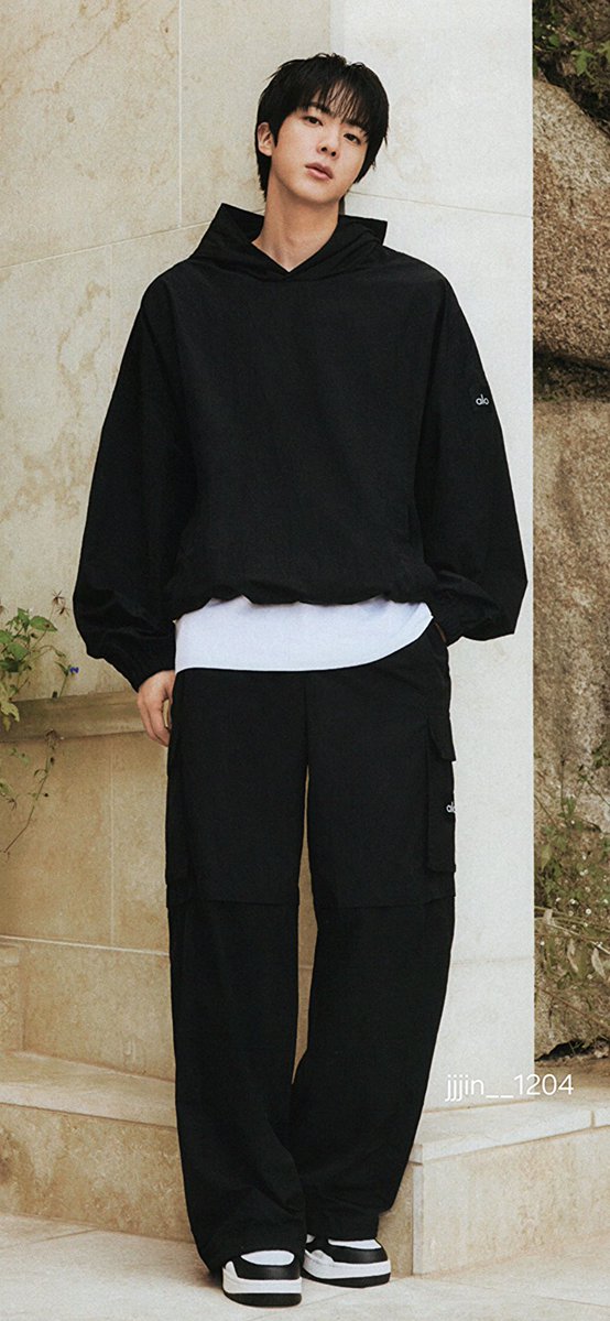 jinslookbook's tweet photo. this entire shoot is accentuating his manhwa coded physique so well 

#JinxEsquire #aloxJIN https://t.co/A0d159g6bz