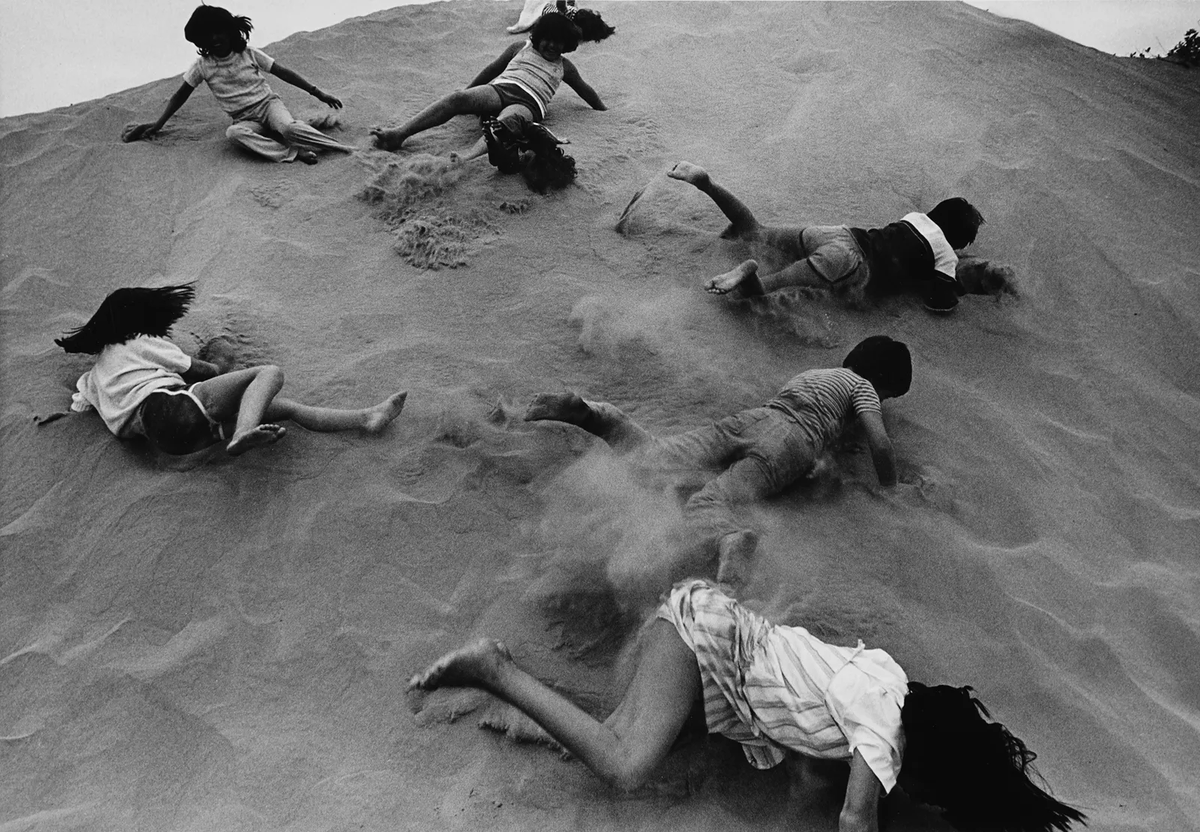 zarandillo's tweet photo. Graciela Iturbide 
Mexico, b. 1942
Primer Dia Del Verano (First Day of Summer), 1982 https://t.co/H7cQlIN4gw