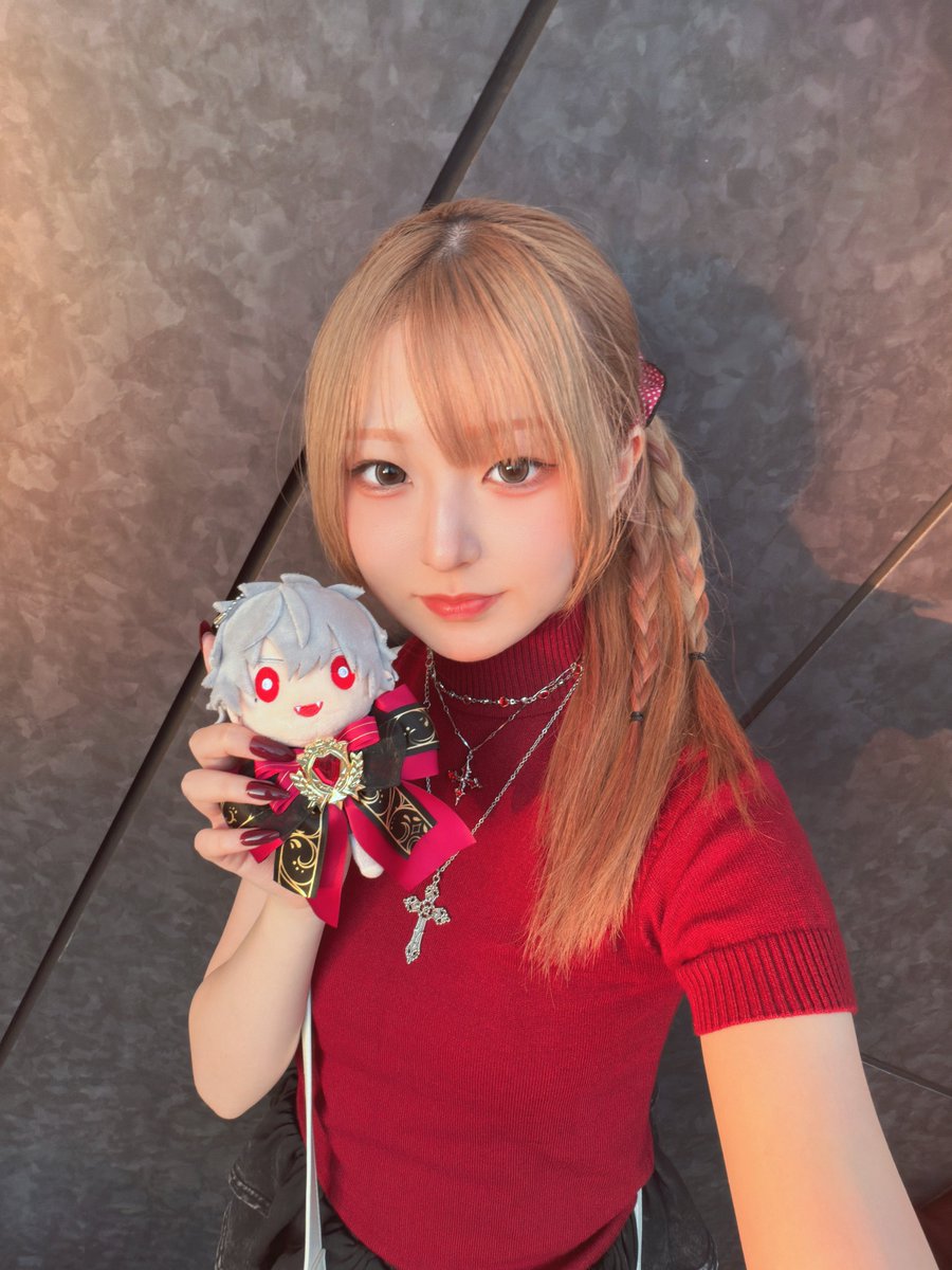 mi1ru_00's tweet photo. 魔界に行ってきました！
やっと葛葉に会えてそこに居て…本当に嬉しかった߹ ߹
ライブ中ずっと泣いてたしマスカラしてなくてよかった笑 https://t.co/VRGGUO1u2I