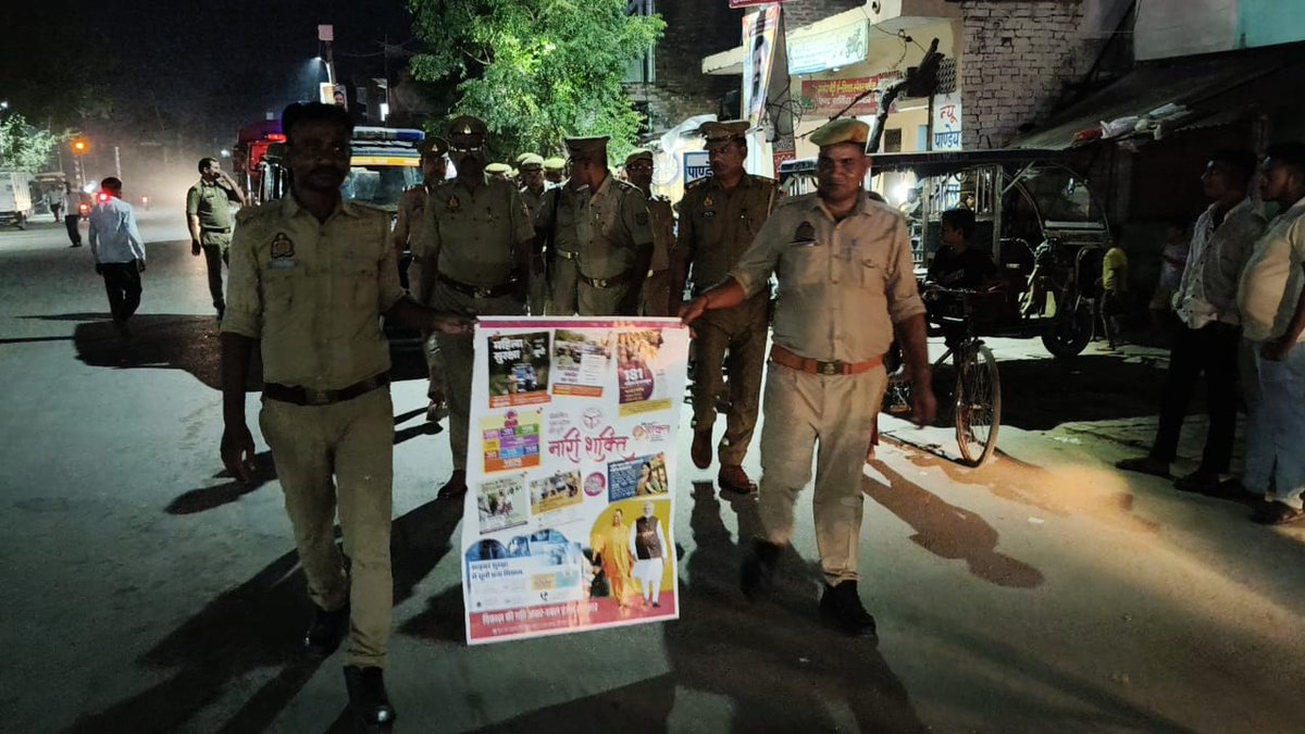 sultanpurpolice's tweet photo. मिशन शक्ति अभियान फेज-6.0 🚔

 #MissionShakti6 के अन्तर्गत श्रीमान पुलिस अधीक्षक सुलतानपुर श्री विनीत जायसवाल के निर्देशन में थाना को0 देहात पुलिस एवं मिशन शक्ति टीम द्वारा नवरात्रि के दृष्टिगत हनुमानगंज बाजार में पैदल गश्त कर महिलाओं एवं बालिकाओं को सुरक्षा, सम्मान एवं स्वावलम्बन के प्रति जागरूक किया गया। इस दौरान विभिन्न सरकारी योजनाओं एवं हेल्पलाइन नंबरों की जानकारी देकर निर्भीक होकर अपनी समस्याएं पुलिस तक पहुंचाने हेतु प्रेरित किया गया।

#SultanpurPolice 
#MissionShakti 
#UPPolice