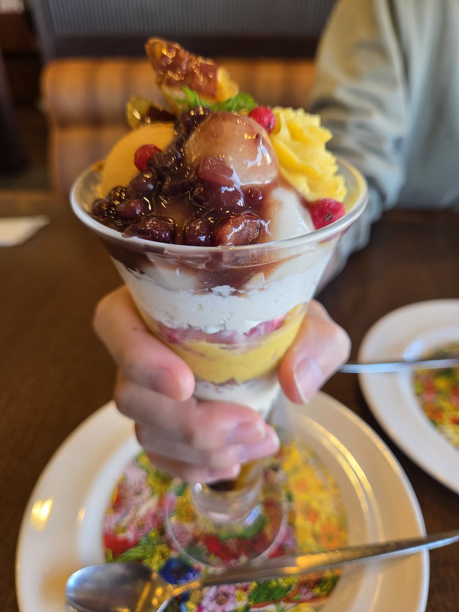 Choco3_M_k2's tweet photo. ロイヤルホストのパフェ、お芋の方を食べてきました！

シナモンとほうじ茶の香りがいい感じに香って、お芋の甘さを引き立ててくれててめっちゃおいしかった
カシスアイスのおかげで甘ったるすぎることもなく、煎り玄米の香ばしさと食感も楽しかったし、最後寒天で終わるのもさっぱり出来て良かった https://t.co/KsPsbIfM07