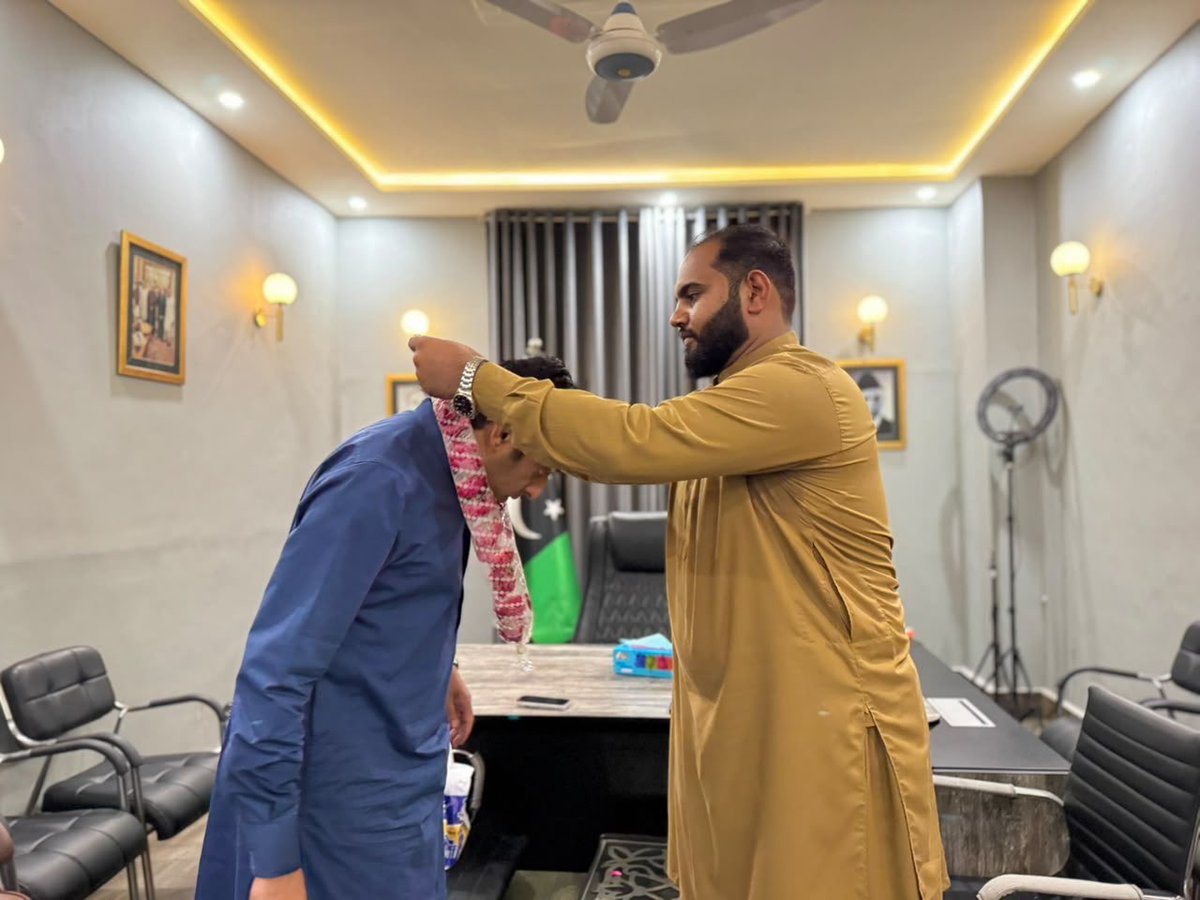 SukkurHouse's tweet photo. بورڈ آف ڈائریکٹرز، سیپکو پاور ڈویژن (واپڈا) کے رکن جناب سنان اسلام شیخ سے سیپکو کے کمپنی سیکریٹری بہاول جمیل نے ملاقات کی اور انہیں سعادتِ عمرہ حاصل کرنے پر دلی مبارکباد پیش کی۔ @SananSheikh123 https://t.co/TOupTbvWl5