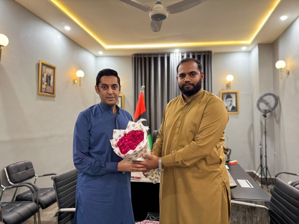 SukkurHouse's tweet photo. بورڈ آف ڈائریکٹرز، سیپکو پاور ڈویژن (واپڈا) کے رکن جناب سنان اسلام شیخ سے سیپکو کے کمپنی سیکریٹری بہاول جمیل نے ملاقات کی اور انہیں سعادتِ عمرہ حاصل کرنے پر دلی مبارکباد پیش کی۔ @SananSheikh123 https://t.co/TOupTbvWl5