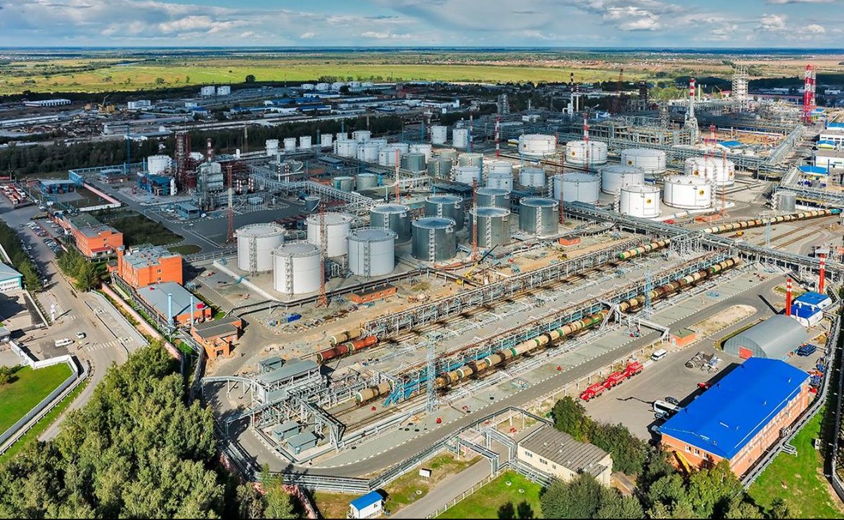 yaness_____'s tweet photo. We’ve reached the point where it feels like Trump might soon offer Putin Patriot air defense systems to protect Russian oil refineries from Ukrainian drones.What a time to be alive. 🤡
Ukrainian strikes on Russian oil refineries are extremely important. This isn’t just about oil. It’s about LOGISTICS.
Fuel keeps Russia’s war machine moving — tanks, trucks, military vehicles, and supply convoys all depend on it. Every disruption to fuel production and distribution puts additional pressure on Russia’s ability to sustain its invasion. Russia’s war machine runs on fuel. Disrupting that supply matters. 🇺🇦