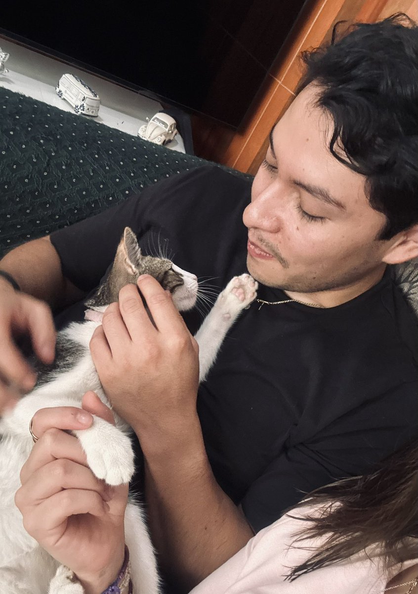 mayrlj's tweet photo. he’s such a girldad 
familia 🩵 https://t.co/f2kUYVy2jq