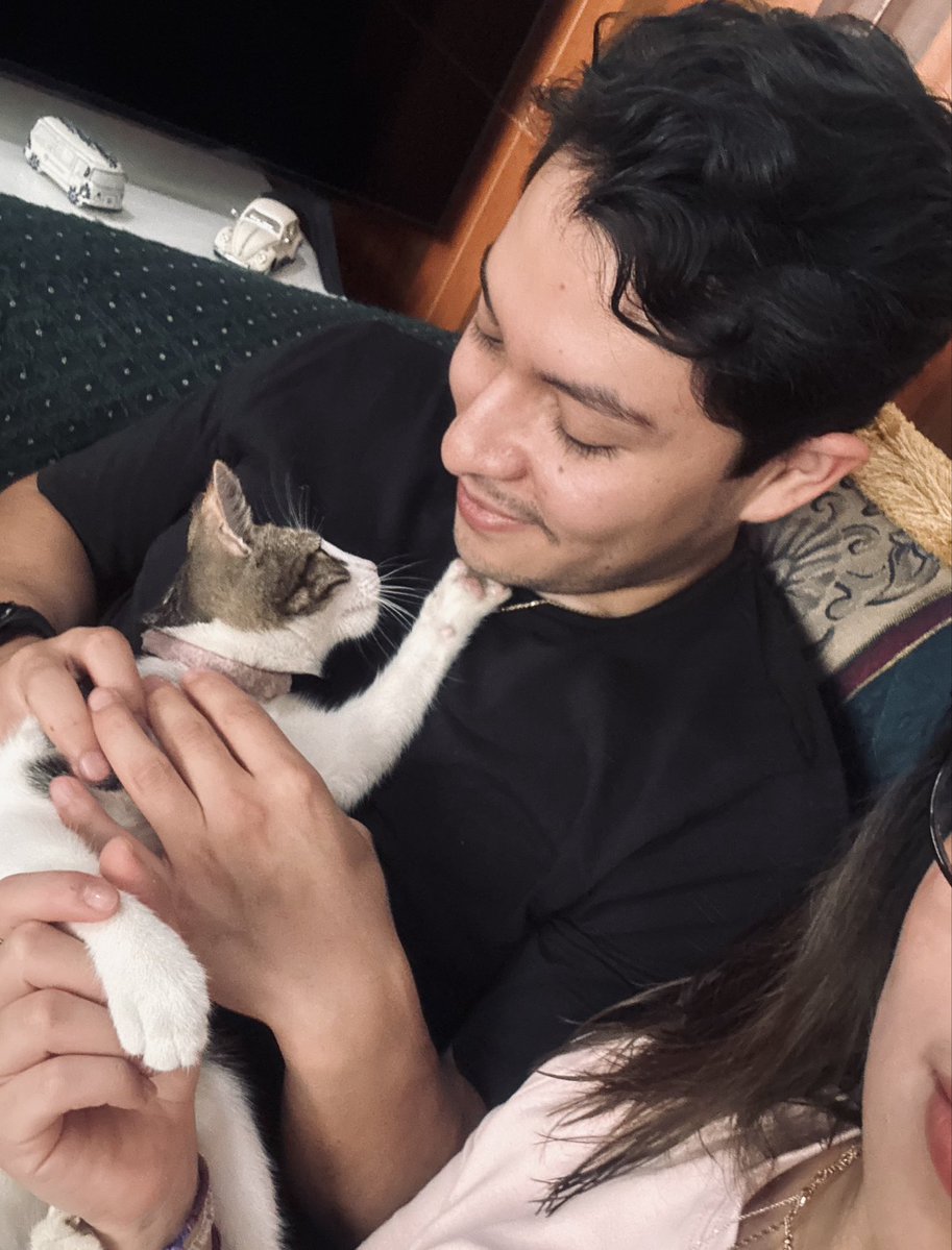mayrlj's tweet photo. he’s such a girldad 
familia 🩵 https://t.co/f2kUYVy2jq
