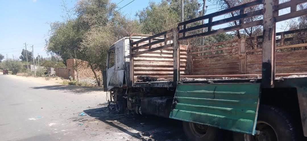 kenyaaxis's tweet photo. #Ethiopian forces have reportedly destroyed military trucks allegedly belonging to #Eritrean troops.

Earlier drone strikes near Adigrat and Idaga Hamus in #Tigray reportedly hit Eritrean convoys. The timing and circumstances of the latest claimed losses remain unverified. https://t.co/cKpzzLRNgc