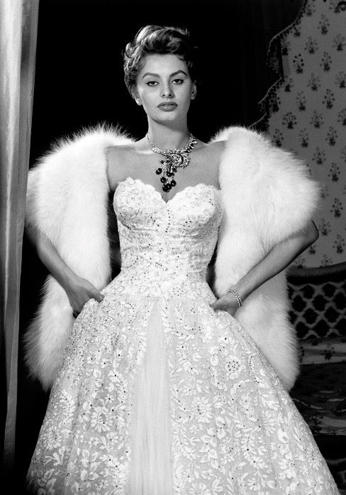 LuxModaItaliana's tweet photo. Get that #Mobwife glamour with this luxurious Italian White Lynch Fur Stole
👉https://t.co/rqimL0Lcsw👈 

#halloweencostumes #MobWife #Vintage #Hollywood #cosplay #fashion #style #winter https://t.co/FRbxEa9YJm