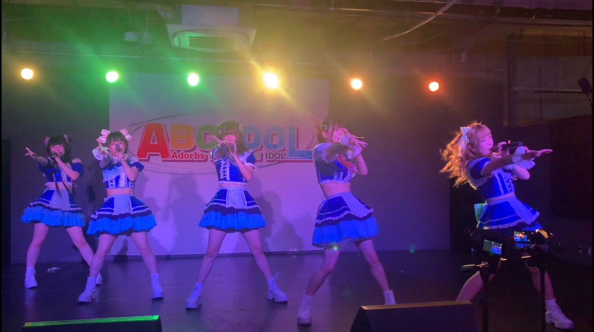 Kossun_E38's tweet photo. 2026/10/12 横浜COAST garage+
〈WHITE STAGE〉
#ABCIDOL #ABCIDOL1012
#ripplelink @ripple_link
久々に5人のりっぷるを見れました。
前半は三脚、ラストだけ手持ちで動画撮影してました。画像はそのスクショ。
三脚はテーブルの上に置いてたら、激震でほとんど揺れてて切り抜きもできず残念…
道具に頼ってはいけないと思い知らされました。ただ、その分思い切り沸けたので、それはそれで良かったかな。
楽しかった。
きょうのセットリスト
・SE
①Oh,NoNo!!
(MC)
②恋愛ショッピングch
③Locus
④Link
(MC)