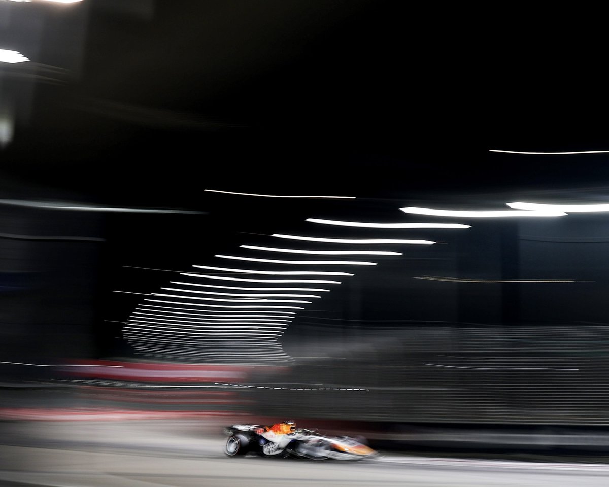 visacashapprb's tweet photo. We'll always be obsessed with those Singapore lights 🤩

#F1 #VCARB #SingaporeGP #XMTrading https://t.co/GXSS7UiFJV