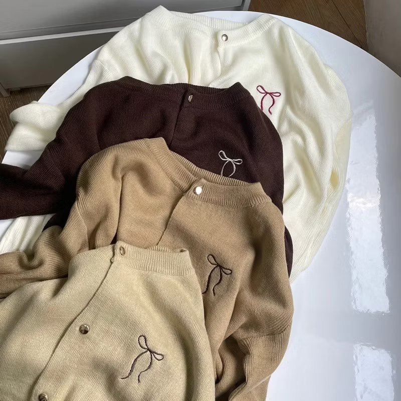 ynjiansae's tweet photo. cardigan sebagus ini cuma under 50ribu🫶🏻😭

dengan detail pita yang bikinnn cardigannya tambah manisa dan banyak juga pilihan warnanya https://t.co/BTgSRw5Lza