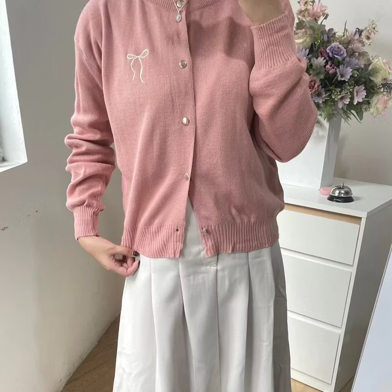 ynjiansae's tweet photo. cardigan sebagus ini cuma under 50ribu🫶🏻😭

dengan detail pita yang bikinnn cardigannya tambah manisa dan banyak juga pilihan warnanya https://t.co/BTgSRw5Lza