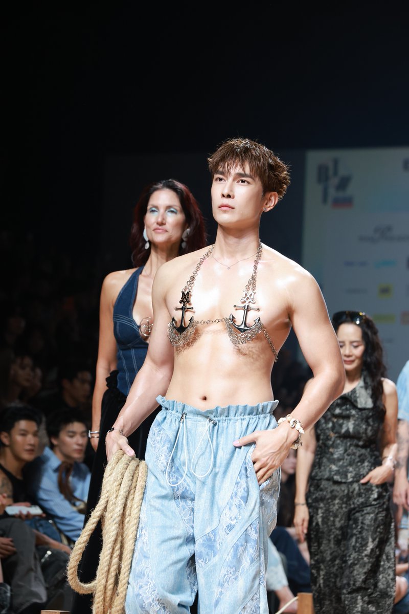 Bunterngonline's tweet photo. RUNWAY ON FIRE! “มิว ศุภศิษฏ์” ปล่อยดาเมจกลางรันเวย์ MERGE ใน BIFW 2026

เรียกว่าลุยงานแฟชั่นแบบไม่มีพัก สำหรับศิลปินหนุ่ม “มิว ศุภศิษฏ์ จงชีวีวัฒน์” ที่เพิ่งบินลัดฟ้าไปร่วมงานกับแบรนด์ชั้นนำในช่วง New York Fashion Week 2026 ก่อนเดินทางไปร่วมอีเวนต์ ELIE SAAB H&M ที่กรุงปารีส ประเทศฝรั่งเศส ล่าสุดเขากลับมาสร้างอีกหนึ่งแฟชั่นโมเมนต์สุดฮอตในเมืองไทย กับการเดินแบบให้แบรนด์ MERGE บนรันเวย์ Bangkok International Fashion Week 2026 ( BIFW 2026 ) เป็นอีกช่วงเวลาที่ได้เห็น “มิว” ในบทบาทด้านแฟชั่นที่แตกต่างกันออกไป ทั้งในไทยและต่างประเทศ

งานนี้ “มิว” มาในลุค Bold & Confident ที่สะดุดตาตั้งแต่ก้าวแรกบนรันเวย์ ด้วยเครื่องประดับเมทัลลิกดีไซน์โดดเด่น จับคู่กับกางเกงทรงหลวมสีฟ้าอ่อนที่มีลวดลายละเอียดอ่อน โดยลุคนี้เป็นส่วนหนึ่งของคอลเลกชัน “TROPICAL BLISS” จาก MERGE ภายใต้ธีม “TIDE OF TIME” ที่ได้แรงบันดาลใจจากท้องทะเล วิถีชีวิตริมชายฝั่ง และโลกใต้สมุทร นำมาถ่ายทอดผ่านแฟชั่นร่วมสมัย เป็นอีกหนึ่งลุคที่เผยให้เห็นคาแรกเตอร์ของ “มิว” ที่ทั้งเท่และมั่นใจ

เบื้องหลังลุคสุดฮอตนี้ “มิว” ยังเตรียมตัวมาเป็นพิเศษ ทั้งการเข้ายิมและออกกำลังกายทุกวัน เพื่อให้พร้อมที่สุดสำหรับการเดินแบบบนรันเวย์ ถือเป็นอีกหนึ่งความท้าทายที่เขาได้ลองอะไรใหม่ ๆ และเผยให้เห็นอีกมุมของตัวเองผ่านงานแฟชั่น ไม่ว่าจะปรากฏตัวในลุคไหน “มิว ศุภศิษฏ์” ก็มักถ่ายทอดออกมาได้อย่างน่าสนใจ โดยยังคงเอกลักษณ์และความเป็นตัวเองเอาไว้เสมอ

MEW BIFW26 SIAM PARAGON

#SiamParagonBIFW2026xMew 
#MERGExMEW #MewSuppasit 
#BIFW2026