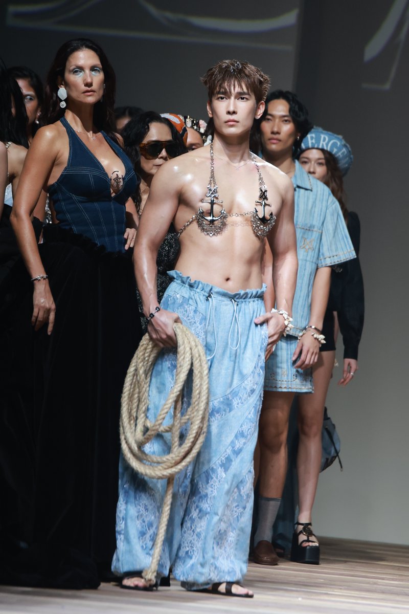 Bunterngonline's tweet photo. RUNWAY ON FIRE! “มิว ศุภศิษฏ์” ปล่อยดาเมจกลางรันเวย์ MERGE ใน BIFW 2026

เรียกว่าลุยงานแฟชั่นแบบไม่มีพัก สำหรับศิลปินหนุ่ม “มิว ศุภศิษฏ์ จงชีวีวัฒน์” ที่เพิ่งบินลัดฟ้าไปร่วมงานกับแบรนด์ชั้นนำในช่วง New York Fashion Week 2026 ก่อนเดินทางไปร่วมอีเวนต์ ELIE SAAB H&M ที่กรุงปารีส ประเทศฝรั่งเศส ล่าสุดเขากลับมาสร้างอีกหนึ่งแฟชั่นโมเมนต์สุดฮอตในเมืองไทย กับการเดินแบบให้แบรนด์ MERGE บนรันเวย์ Bangkok International Fashion Week 2026 ( BIFW 2026 ) เป็นอีกช่วงเวลาที่ได้เห็น “มิว” ในบทบาทด้านแฟชั่นที่แตกต่างกันออกไป ทั้งในไทยและต่างประเทศ

งานนี้ “มิว” มาในลุค Bold & Confident ที่สะดุดตาตั้งแต่ก้าวแรกบนรันเวย์ ด้วยเครื่องประดับเมทัลลิกดีไซน์โดดเด่น จับคู่กับกางเกงทรงหลวมสีฟ้าอ่อนที่มีลวดลายละเอียดอ่อน โดยลุคนี้เป็นส่วนหนึ่งของคอลเลกชัน “TROPICAL BLISS” จาก MERGE ภายใต้ธีม “TIDE OF TIME” ที่ได้แรงบันดาลใจจากท้องทะเล วิถีชีวิตริมชายฝั่ง และโลกใต้สมุทร นำมาถ่ายทอดผ่านแฟชั่นร่วมสมัย เป็นอีกหนึ่งลุคที่เผยให้เห็นคาแรกเตอร์ของ “มิว” ที่ทั้งเท่และมั่นใจ

เบื้องหลังลุคสุดฮอตนี้ “มิว” ยังเตรียมตัวมาเป็นพิเศษ ทั้งการเข้ายิมและออกกำลังกายทุกวัน เพื่อให้พร้อมที่สุดสำหรับการเดินแบบบนรันเวย์ ถือเป็นอีกหนึ่งความท้าทายที่เขาได้ลองอะไรใหม่ ๆ และเผยให้เห็นอีกมุมของตัวเองผ่านงานแฟชั่น ไม่ว่าจะปรากฏตัวในลุคไหน “มิว ศุภศิษฏ์” ก็มักถ่ายทอดออกมาได้อย่างน่าสนใจ โดยยังคงเอกลักษณ์และความเป็นตัวเองเอาไว้เสมอ

MEW BIFW26 SIAM PARAGON

#SiamParagonBIFW2026xMew 
#MERGExMEW #MewSuppasit 
#BIFW2026