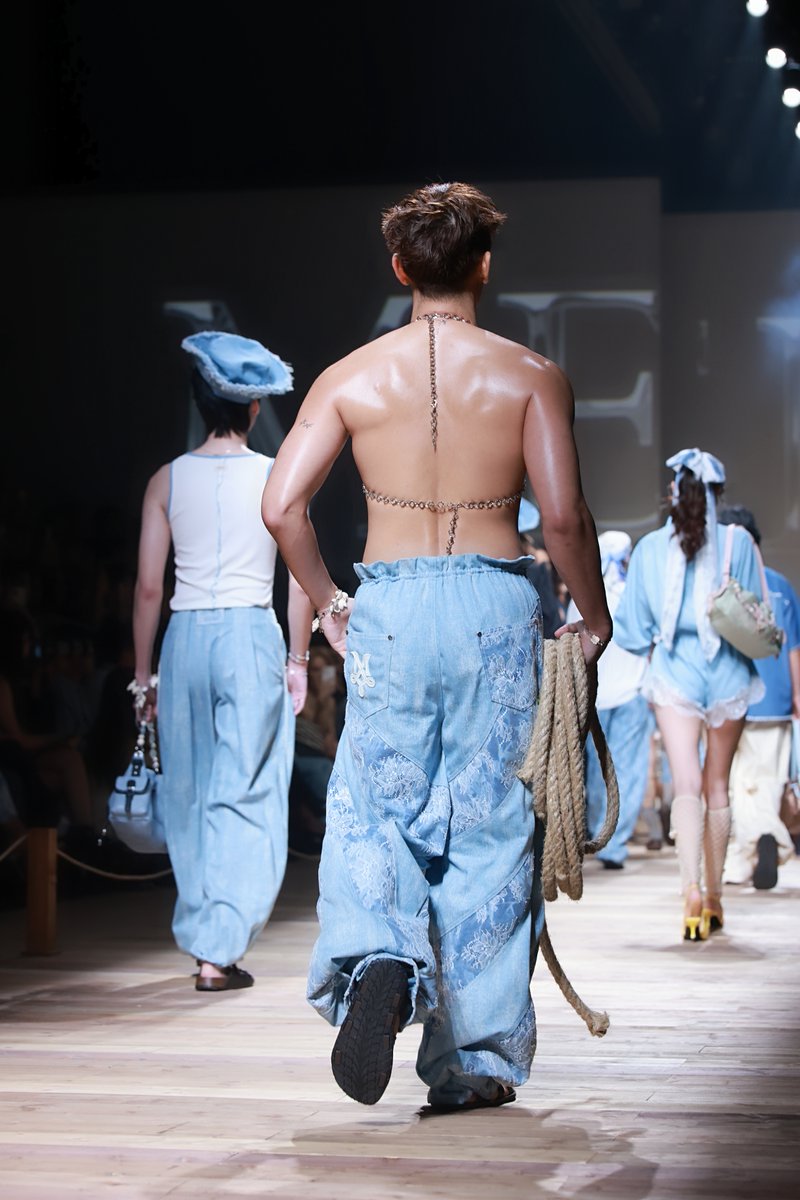 Bunterngonline's tweet photo. RUNWAY ON FIRE! “มิว ศุภศิษฏ์” ปล่อยดาเมจกลางรันเวย์ MERGE ใน BIFW 2026

เรียกว่าลุยงานแฟชั่นแบบไม่มีพัก สำหรับศิลปินหนุ่ม “มิว ศุภศิษฏ์ จงชีวีวัฒน์” ที่เพิ่งบินลัดฟ้าไปร่วมงานกับแบรนด์ชั้นนำในช่วง New York Fashion Week 2026 ก่อนเดินทางไปร่วมอีเวนต์ ELIE SAAB H&M ที่กรุงปารีส ประเทศฝรั่งเศส ล่าสุดเขากลับมาสร้างอีกหนึ่งแฟชั่นโมเมนต์สุดฮอตในเมืองไทย กับการเดินแบบให้แบรนด์ MERGE บนรันเวย์ Bangkok International Fashion Week 2026 ( BIFW 2026 ) เป็นอีกช่วงเวลาที่ได้เห็น “มิว” ในบทบาทด้านแฟชั่นที่แตกต่างกันออกไป ทั้งในไทยและต่างประเทศ

งานนี้ “มิว” มาในลุค Bold & Confident ที่สะดุดตาตั้งแต่ก้าวแรกบนรันเวย์ ด้วยเครื่องประดับเมทัลลิกดีไซน์โดดเด่น จับคู่กับกางเกงทรงหลวมสีฟ้าอ่อนที่มีลวดลายละเอียดอ่อน โดยลุคนี้เป็นส่วนหนึ่งของคอลเลกชัน “TROPICAL BLISS” จาก MERGE ภายใต้ธีม “TIDE OF TIME” ที่ได้แรงบันดาลใจจากท้องทะเล วิถีชีวิตริมชายฝั่ง และโลกใต้สมุทร นำมาถ่ายทอดผ่านแฟชั่นร่วมสมัย เป็นอีกหนึ่งลุคที่เผยให้เห็นคาแรกเตอร์ของ “มิว” ที่ทั้งเท่และมั่นใจ

เบื้องหลังลุคสุดฮอตนี้ “มิว” ยังเตรียมตัวมาเป็นพิเศษ ทั้งการเข้ายิมและออกกำลังกายทุกวัน เพื่อให้พร้อมที่สุดสำหรับการเดินแบบบนรันเวย์ ถือเป็นอีกหนึ่งความท้าทายที่เขาได้ลองอะไรใหม่ ๆ และเผยให้เห็นอีกมุมของตัวเองผ่านงานแฟชั่น ไม่ว่าจะปรากฏตัวในลุคไหน “มิว ศุภศิษฏ์” ก็มักถ่ายทอดออกมาได้อย่างน่าสนใจ โดยยังคงเอกลักษณ์และความเป็นตัวเองเอาไว้เสมอ

MEW BIFW26 SIAM PARAGON

#SiamParagonBIFW2026xMew 
#MERGExMEW #MewSuppasit 
#BIFW2026