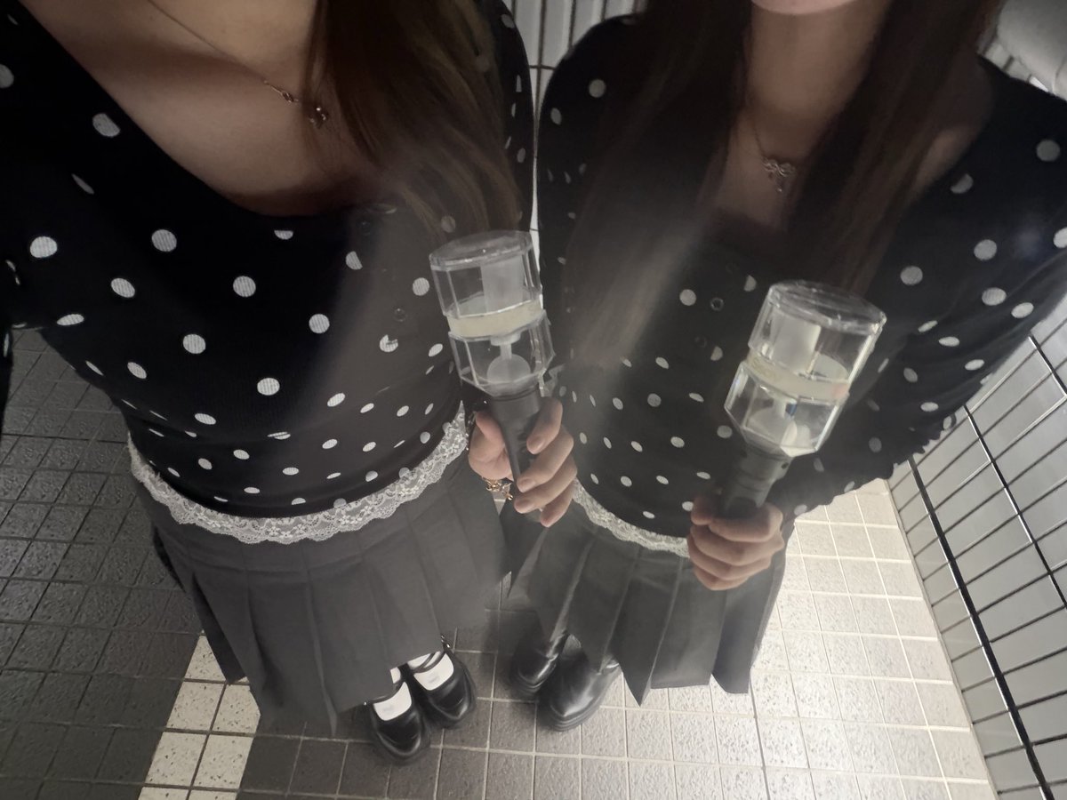 ym59_k's tweet photo. 整理券取ってくれてたのにまさかの売り切れでグッズ買えなかった私たちにはペンラしかない😭 https://t.co/Nt4fegbLNp