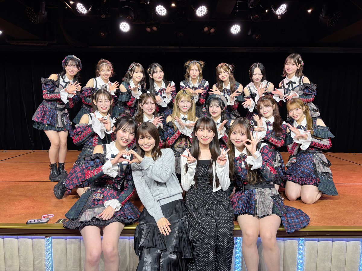 maichan_F_0921's tweet photo. 実は実は、AKB48さんの新劇場には6月16日(火)の #ここからだ公演 で初めてお邪魔しました🎀

渡部愛加里ちゃんと、おでかけ(*´-`)!懐

感想は書ききれないぐらいたくさんあるのですが(どこかしらでじっくりとメンバーさんお一人ずつと新公演の楽曲一曲ずつについての感想を語りたいぐらいです🤦‍♀️)

この日、個人的に気になったことは、MCのお題が“うえきチルドレンさん”からだったことでした😳(思わずあーちゃんとハッ！！と顔を見合わせた、うえきチルドレンの私…🙋‍♀️)

まほほん卒業前に観にいかせていただけて、久しぶりに #AKB48 の皆さんにお会いできて嬉しかった日🫶

この日は4曲目の『劇場へようこそ!』からだったので、先日の2回目のここからだ公演は1曲目から観させていただけて(こさきちゃんと初めましての日🙊)無事にリベンジができました🙆‍♀️

『M.T.に捧ぐ公演』も今からとっても楽しみです🪄😴待望の音源化…！
さえちゃんあやみんと📸(ALT)