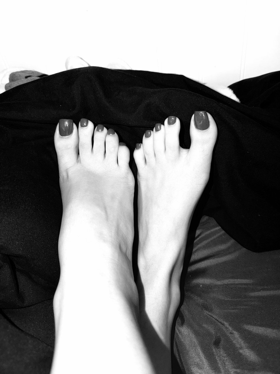 PRxPrincessa's tweet photo. intuition test: what color polish am i wearing? https://t.co/i9tA6Mkt7N