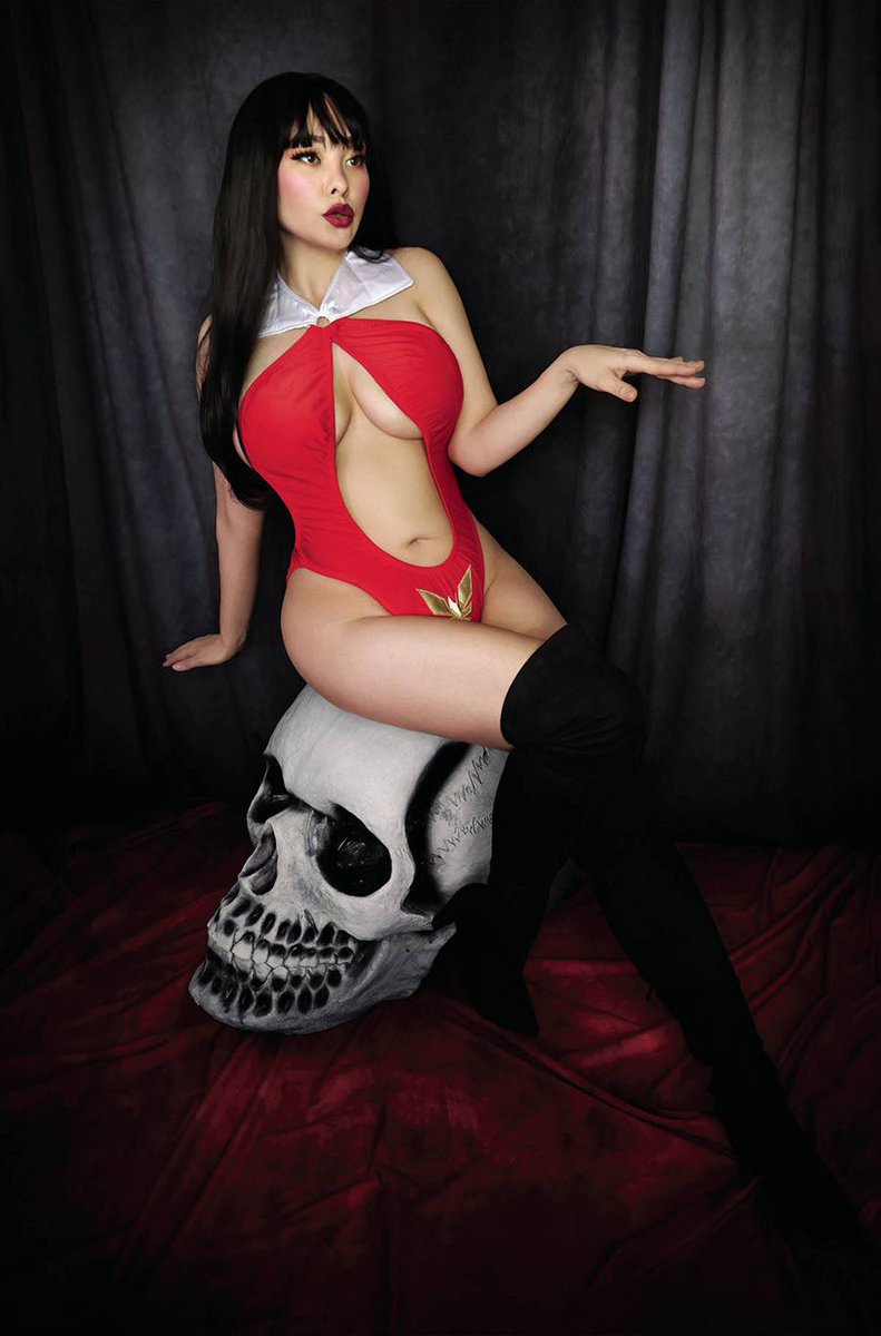 BrianSpencerCos's tweet photo. What is Vampirella's favorite type of boat? A blood vessel. Happy #MiaMonday everyone. Showcasing @AniMiaOfficial ❤️ as #Vampirella. 📸 @IamFaramon. #AniMia #Cosplay #CosplayPhotography #DynamiteComics #SpookySeason #Halloween https://t.co/k98KcE1ewQ