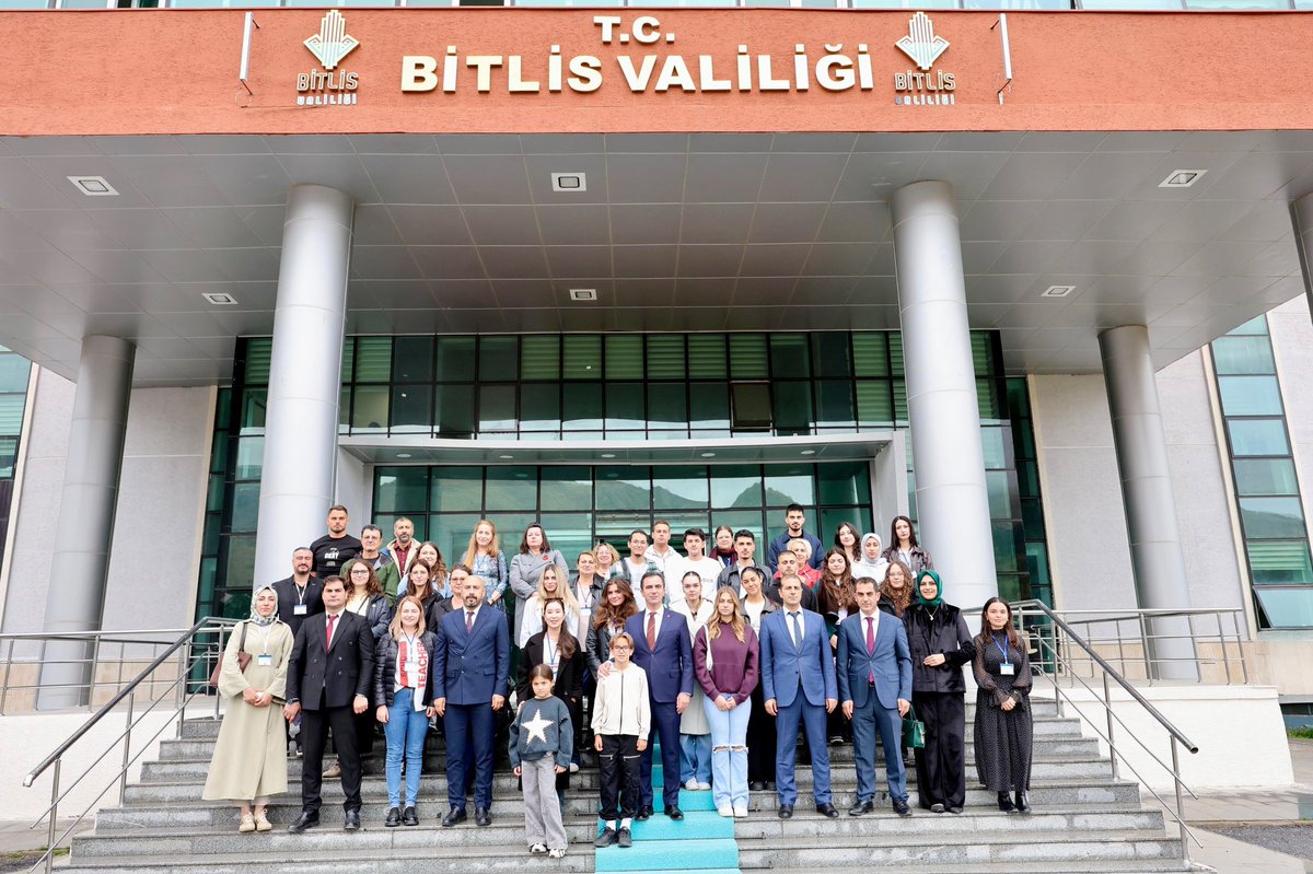 GSB_Bitlis's tweet photo. Valimiz Ahmet Karakaya, Erasmus+ KA153 Gençlik Hareketliliği Projesi kapsamında 5 ülkeden 35 gençlik çalışanını makamında kabul etti.

İl Müdürlüğümüzce yürütülen proje; kültürlerarası etkileşim, iletişim ve uluslararası iş birliğini güçlendirmeyi hedefliyor. https://t.co/u2iIJLcNrA