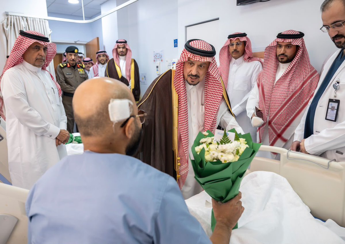 emara_alriyadh's tweet photo. سمو أمير منطقة #الرياض يتفقد المصابين جراء عدوان الميليشيا الحوثية الإرهابية على مطار الملك خالد الدولي. 
https://t.co/MkvEPiIjDY

#إمارة_منطقة_الرياض https://t.co/fRlLlJkj8b