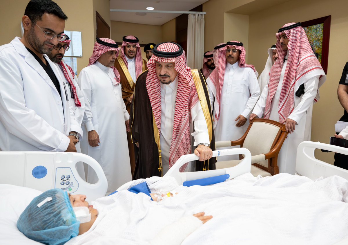 emara_alriyadh's tweet photo. سمو أمير منطقة #الرياض يتفقد المصابين جراء عدوان الميليشيا الحوثية الإرهابية على مطار الملك خالد الدولي. 
https://t.co/MkvEPiIjDY

#إمارة_منطقة_الرياض https://t.co/fRlLlJkj8b